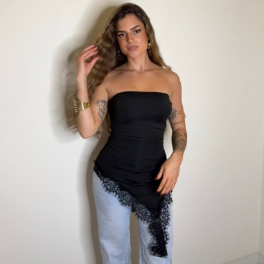 TOP ASIMÉTRICO ENCAJE NEGRO