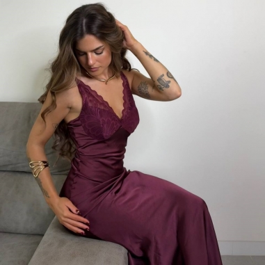 VESTIDO SATÉN ESCOTE ENCAJE BURDEOS