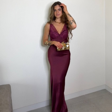 VESTIDO SATÉN ESCOTE ENCAJE BURDEOS