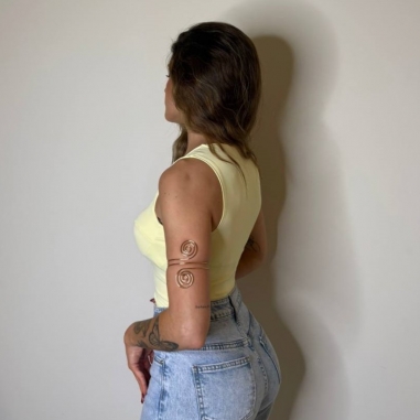 TOP ESCOTE CORAZÓN + LAZADA AMARILLO