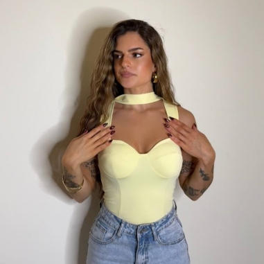 TOP ESCOTE CORAZÓN + LAZADA AMARILLO