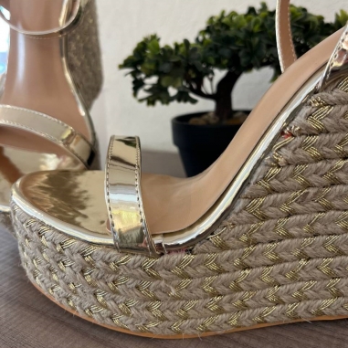 SANDALIA CUÑA ALTA DORADA