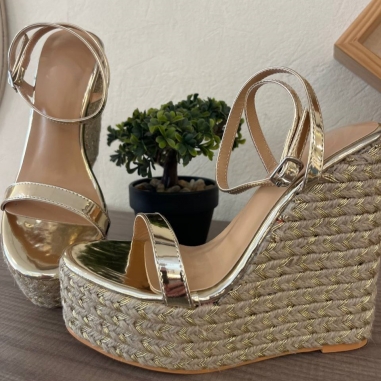 SANDALIA CUÑA ALTA DORADA