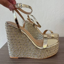 SANDALIA CUÑA ALTA DORADA