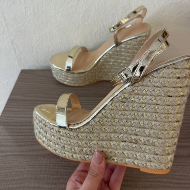 SANDALIA CUÑA ALTA DORADA