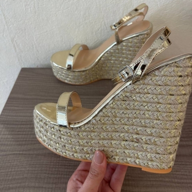 SANDALIA CUÑA ALTA DORADA