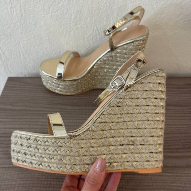 SANDALIA CUÑA ALTA DORADA