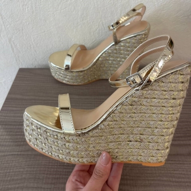 SANDALIA CUÑA ALTA DORADA
