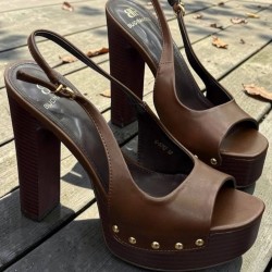 SANDALIA TACHAS CHOCO
