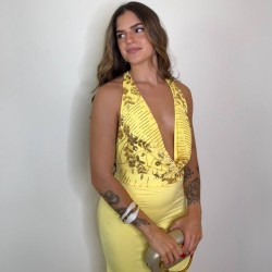 VESTIDO ESCOTE FLUÍDO LENTEJUELAS AMARILLO
